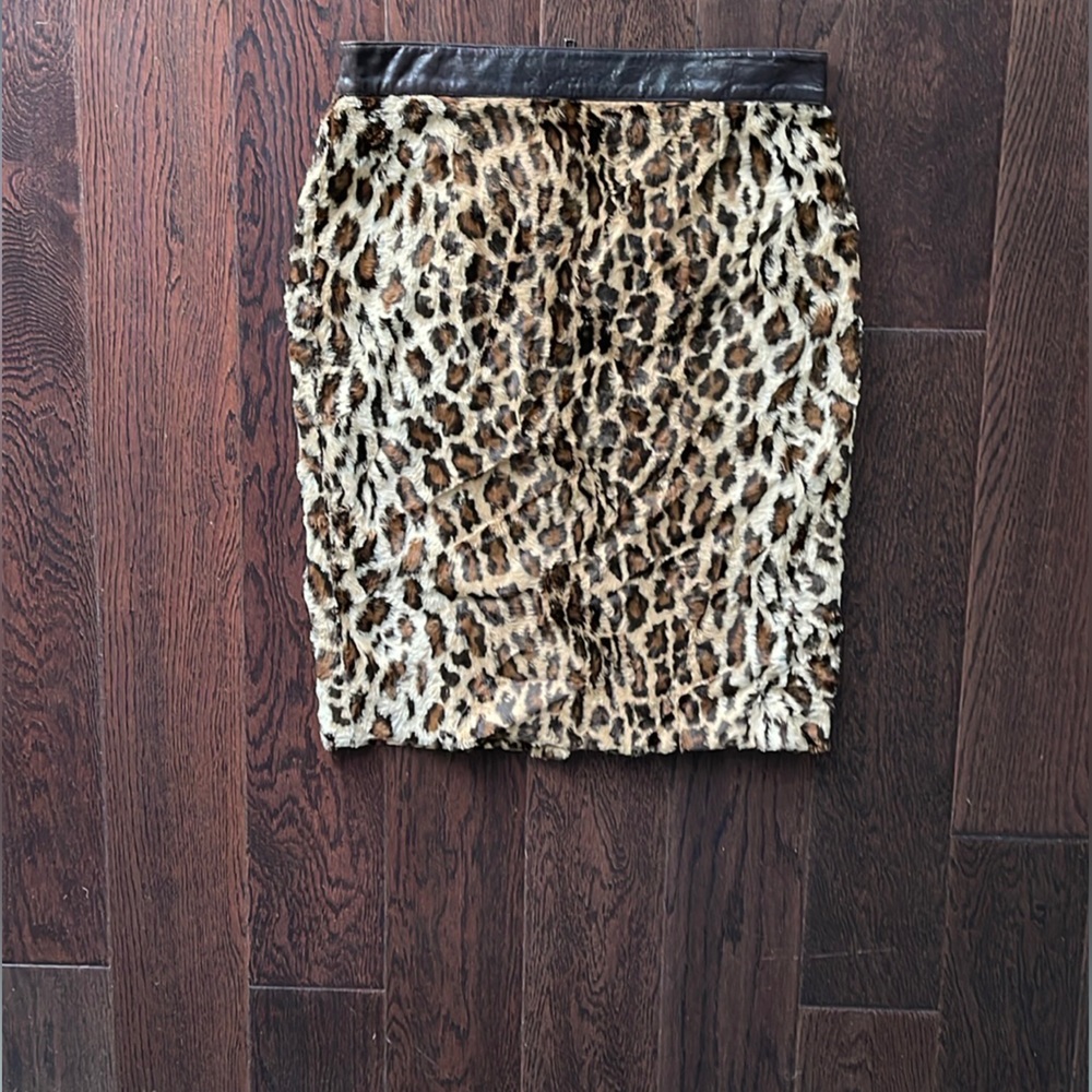 Elizabeth and James cheetah pattern pencil skirt w/ leather waist, sz.8.